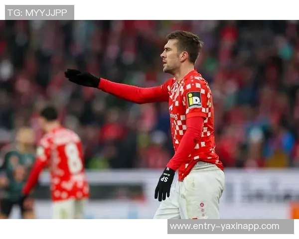 拜仁海报热身美因茨之战阿方索戴维斯独自亮相展现风采