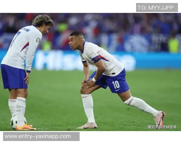 姆巴佩禁区内摔倒引发担忧经过短暂休息后重返赛场继续拼搏